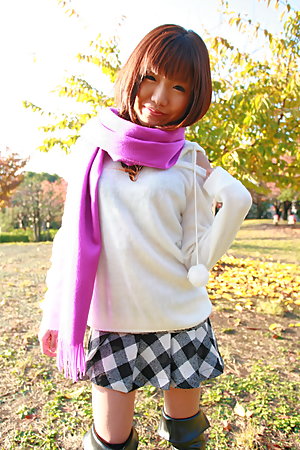 Hot babe Mahiru Tsubaki showing off with joy