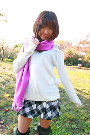 Hot babe Mahiru Tsubaki showing off with joy