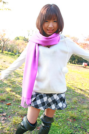 Hot babe Mahiru Tsubaki showing off with joy