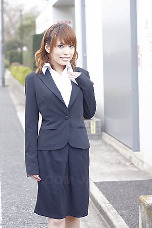 Yui Shimizu craves for a juicy dick outside