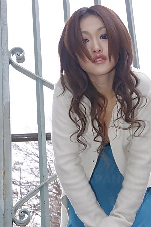 Aorusing brunette Yu Yamashita poses outdoor