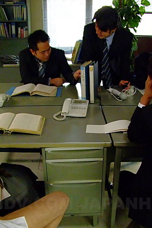 Iroha Kawashima pleases her boss with head