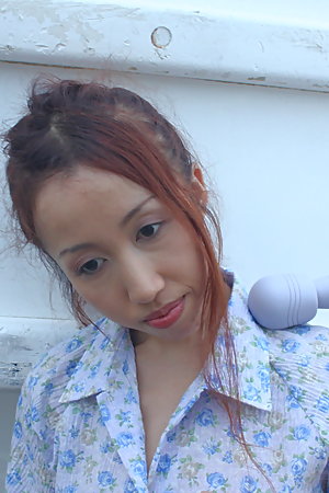 Cute babe tries out vibrator on pussy outdoor