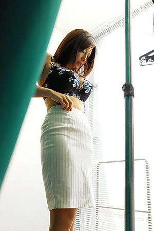 Brunette Sayuri Mikami gives head and titjob