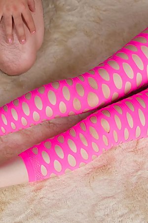 Pink pantyhose brunette Yuma Miyazaki gets her legs and toes fucked on camera