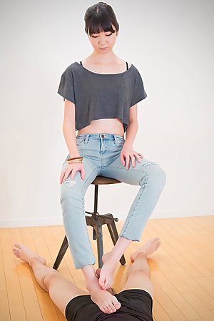 Slim seductress Anna Matsuda gives a footjob and sucks on her own toes for you