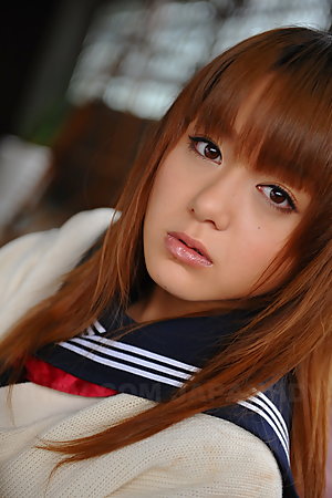 Cute babe Rui Natsukawa showing off her body
